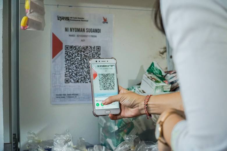 Small business uses QRIS at Phula Kerti Market, Bali (Photo courtesy of Bank Indonesia Bali)