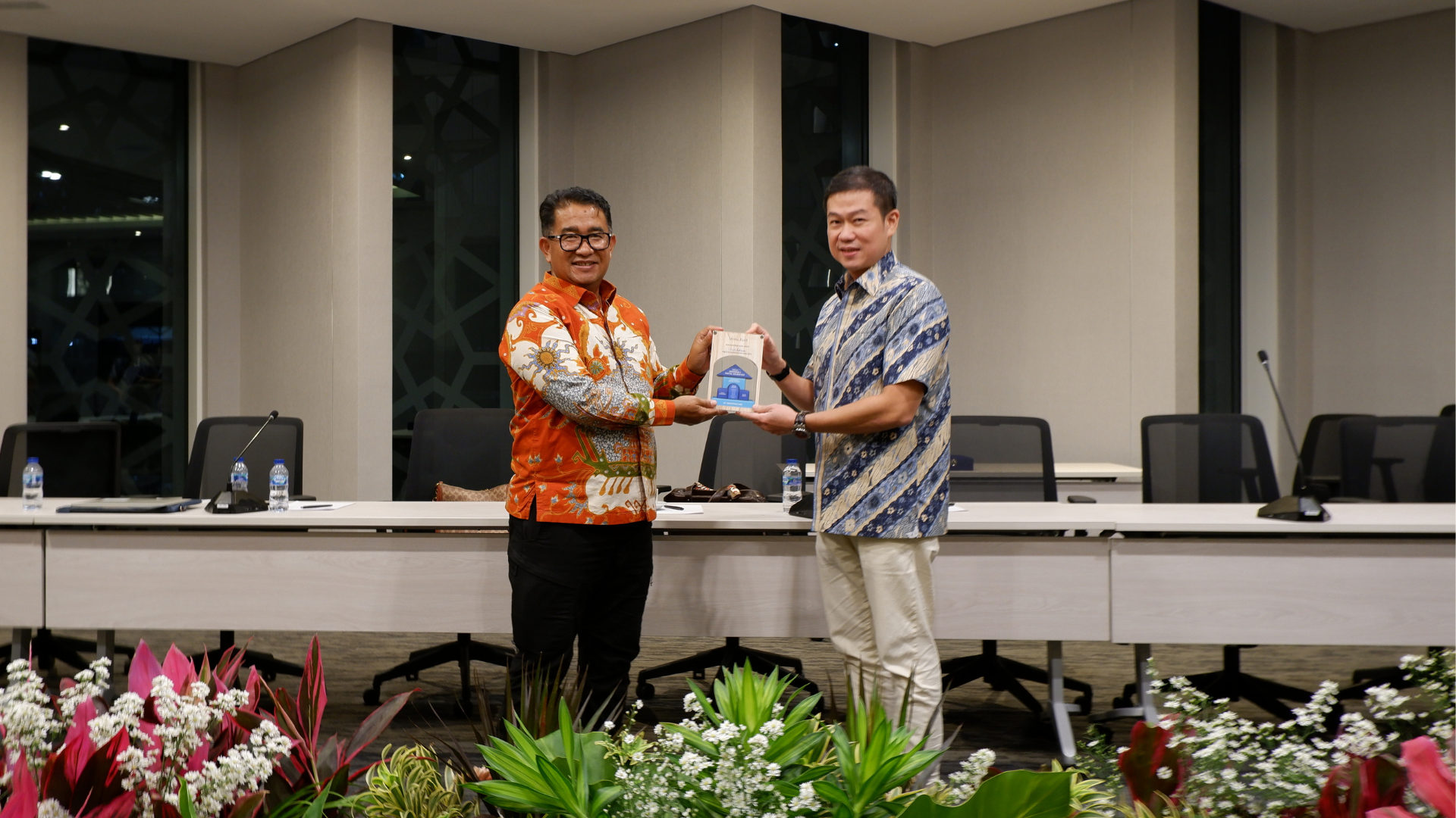 The acting governor of West Sulawesi, Akmal Malik received the EV-DCI placard from East Ventures’ Operating Partner, David Audy, Jakarta, November 2022