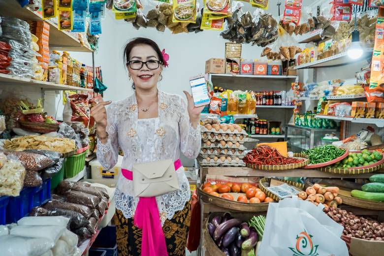 Adoption of QRIS at Phula Kerti Market (Source: Bank Indonesia Bali)|Small business uses QRIS at Phula Kerti Market