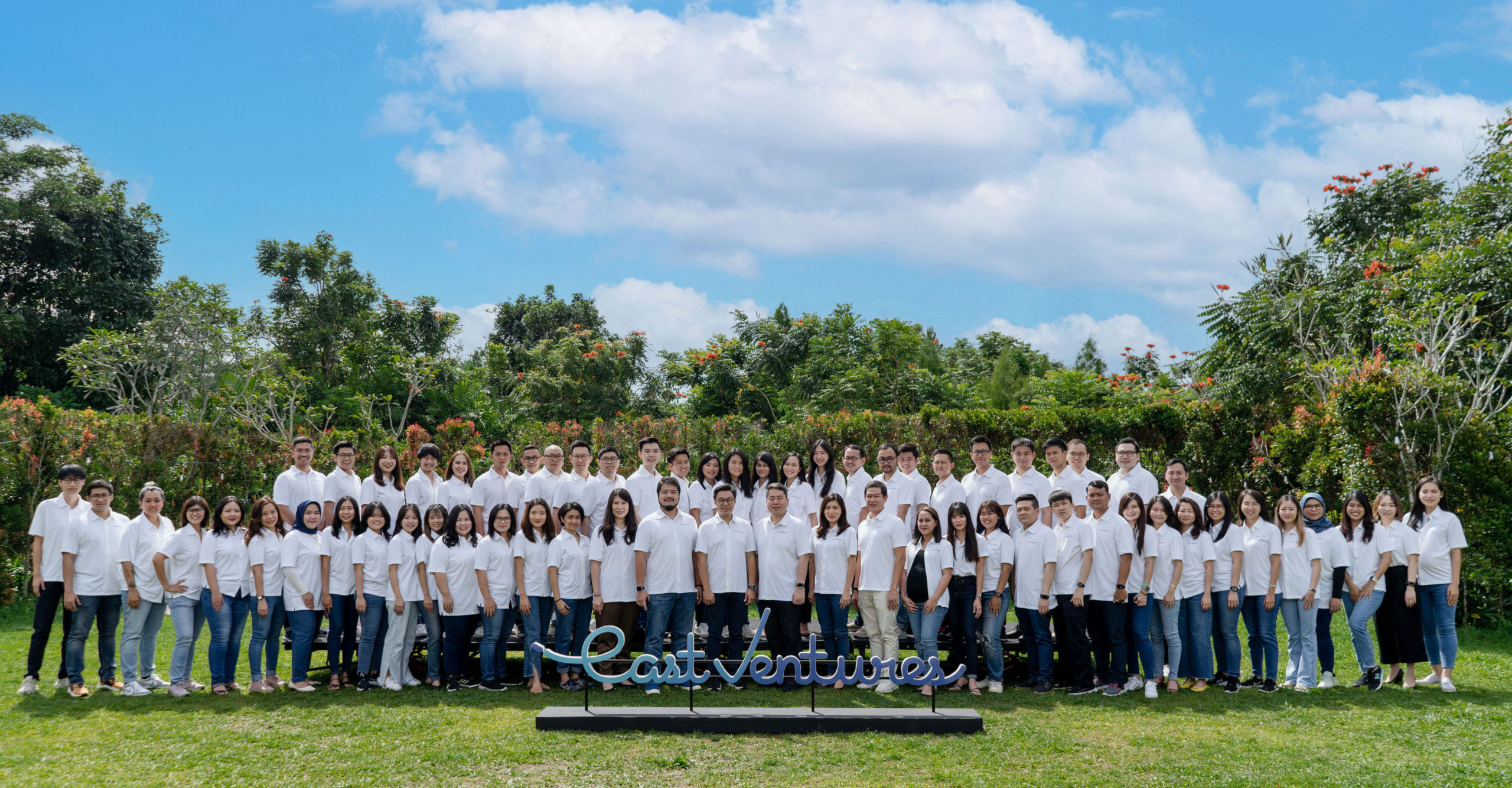 East Ventures Team|Racing in the perfect storm illustration|Ilustrasi berlari di tengah badai sempurna