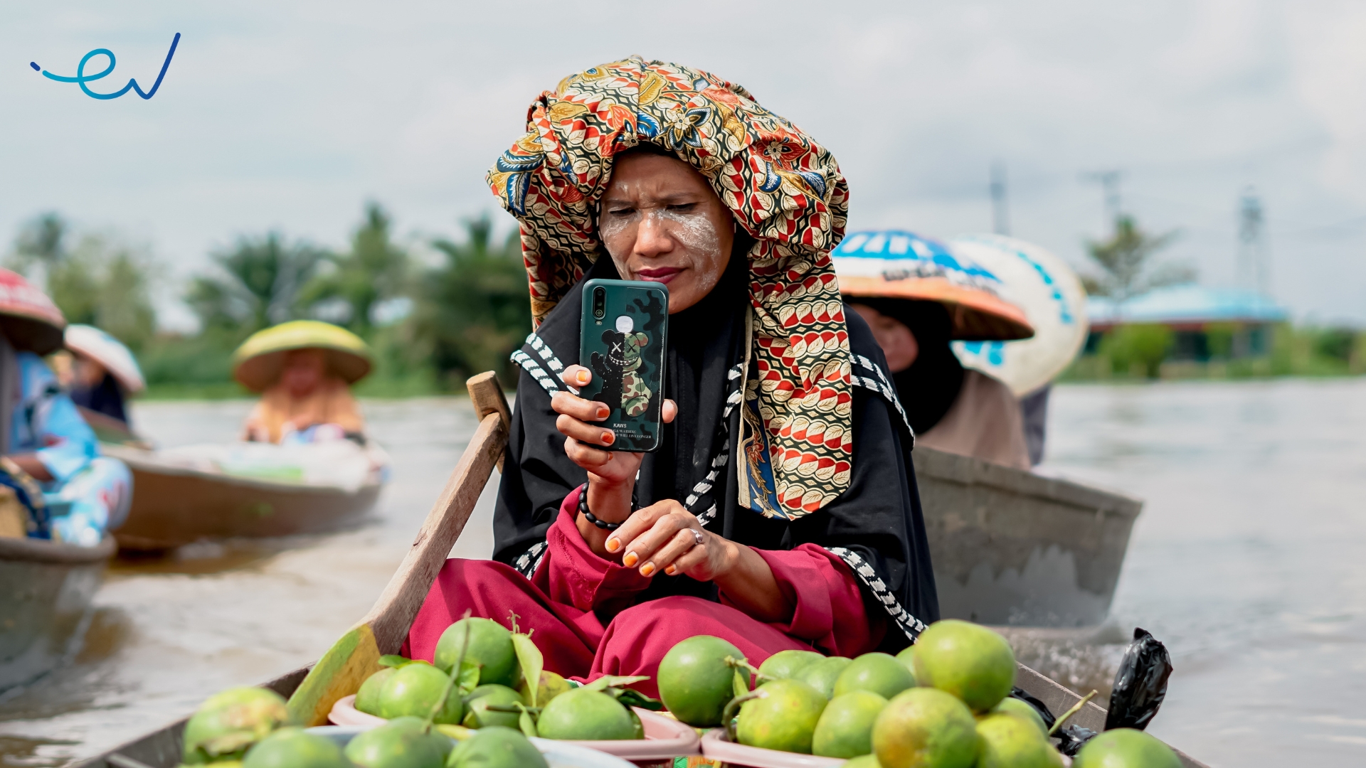 Closing the digital divide - Four strategies to tackle digital access inequality|Presentase penduduk yang mengakses internet 2021|Skor EV-DCI 2023 Berdasarkan Sub-Indeks|EV-DCI Scores by Input Sub-Index|Percentage of population accessing the internet in 2021